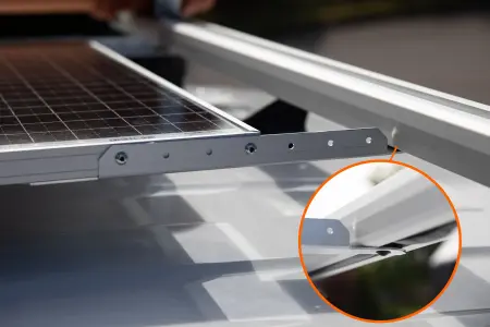 Befestigungswinkel für die Montage von Solarzellen zwischen den Work Bar Dachträgern